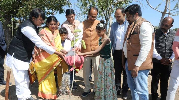 मुख्यमंत्री श्री चौहान के साथ साईकिल यात्रियों ने किया पौध-रोपण